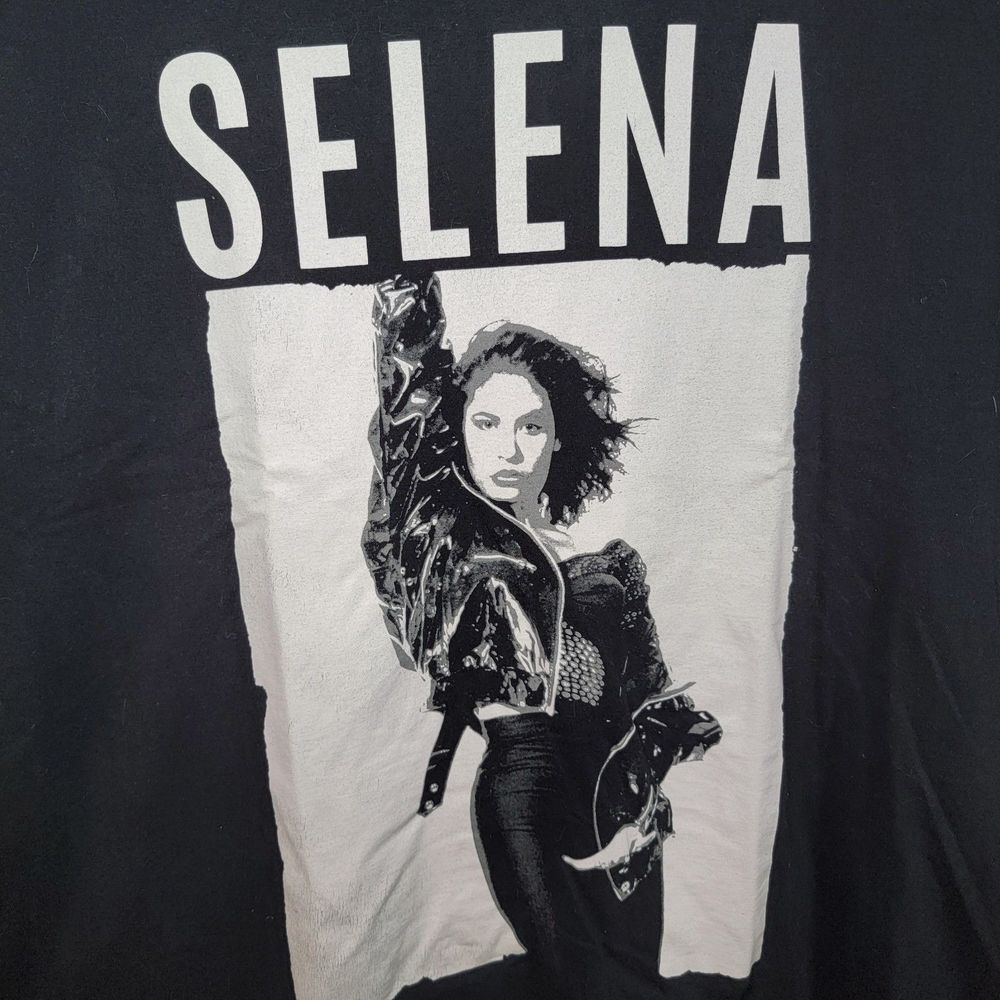 Selena Graphic Tee B&W SS - Size XL